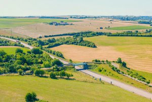 vittel|© Bastien Marchand productions|vue aréienne|vosges|route|pont|campagne|arbre|pré|champ|vert