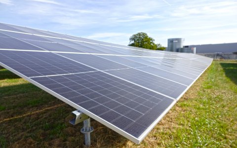 7700 panneaux solaires