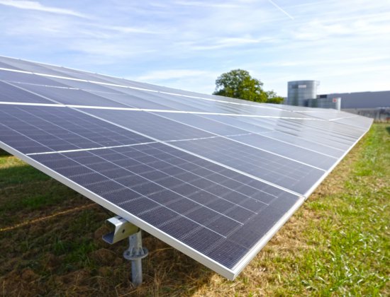 7700 panneaux solaires
