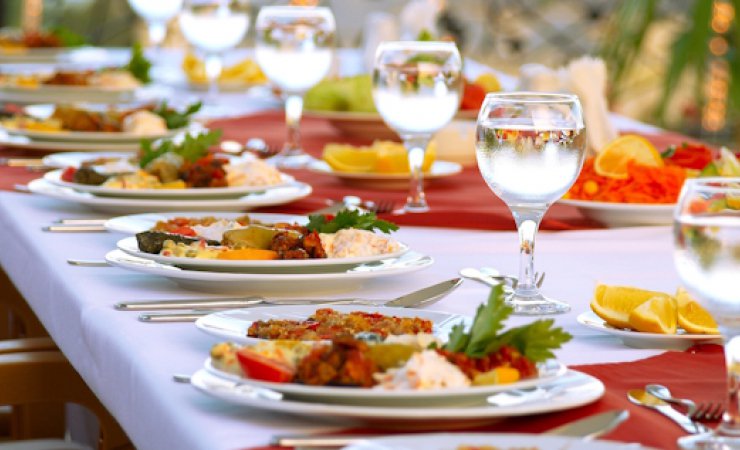 table|assiettes|adobestock-4727411